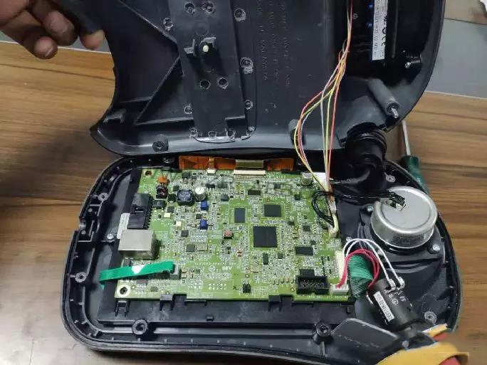 ABB機(jī)器人示教器維修拆解過程及更換步驟